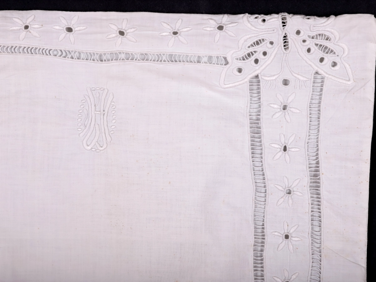 Biała pościel z wyeksponowanym haftem ludowym.