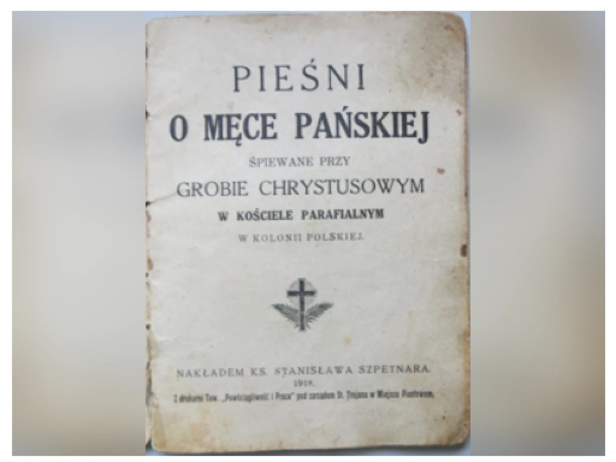 Strona tytułowa starego śpiewnika z napisem „Pieśni o Męce Pańskiej” z krzyżem na środku.