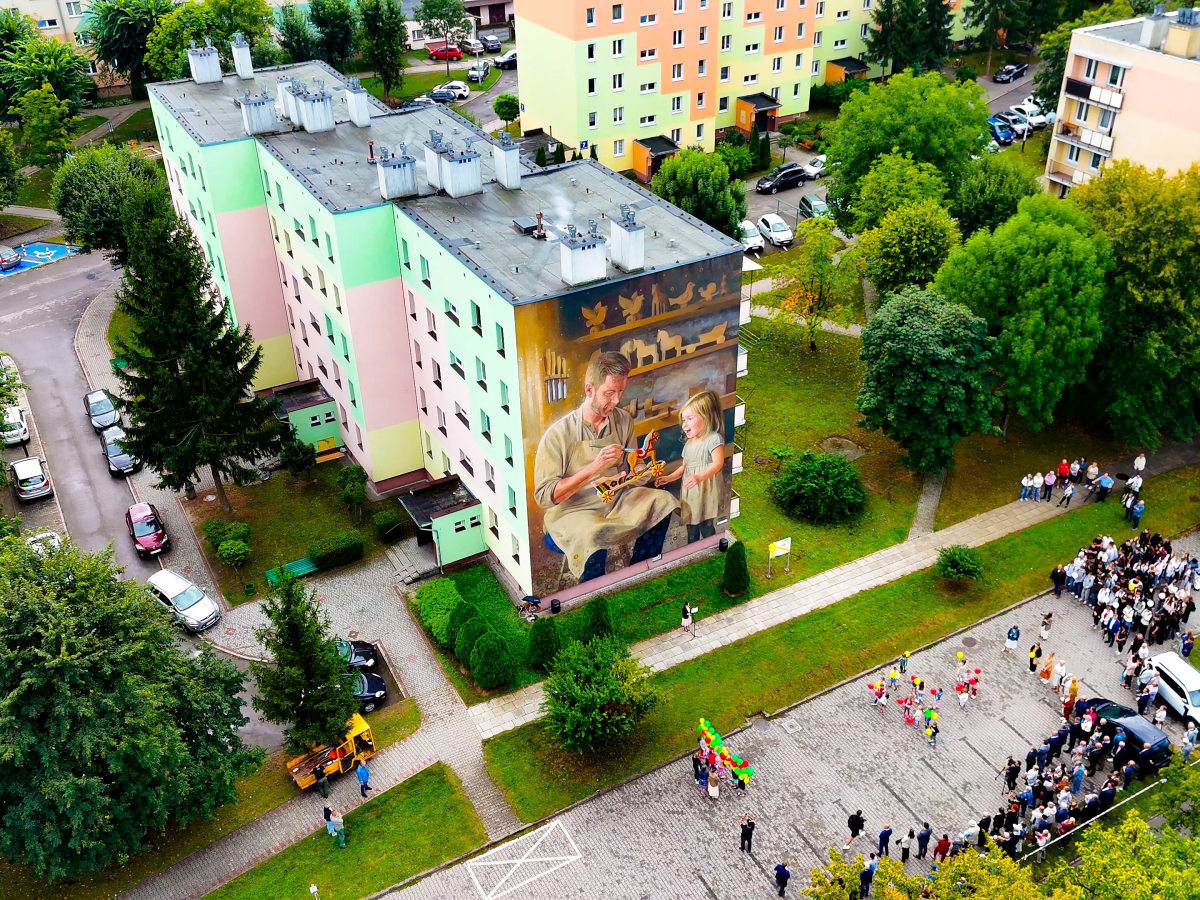 Zdjęcie z powietrza przedstawiające mural oraz zgromadzoną publiczność.
