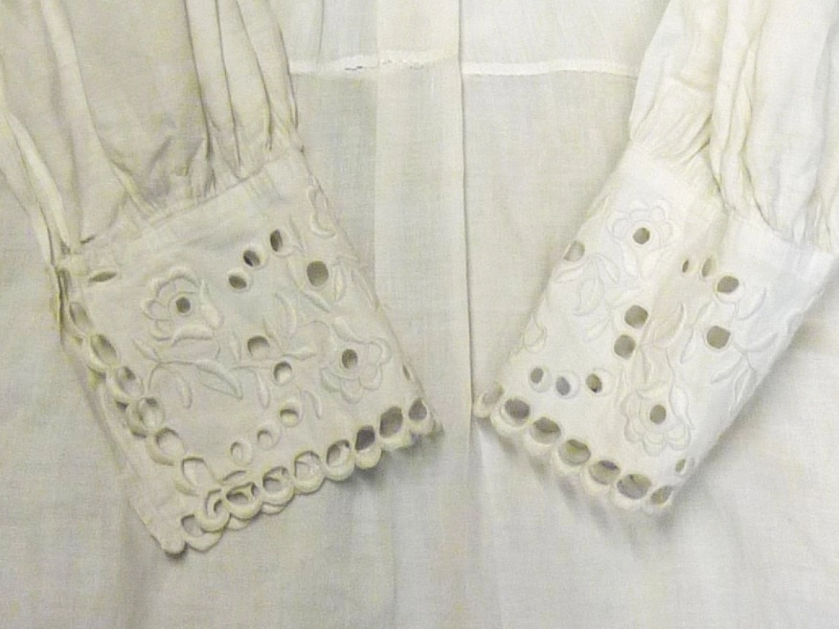 biała koszula, element stroju ludowego z wyeksponowanymi bogato haftowanymi mankietami.