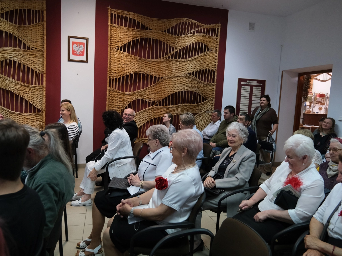 Uczestnicy konferencji siedzą na sali i z zainteresowaniem słuchają wystąpienia.