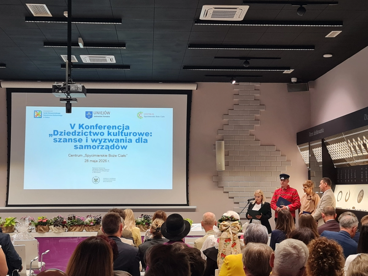 Grupowe zdjęcie widowni i prelegemtów podczas konferencji.